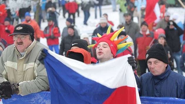 Tisíce fanoušků povzbuzovaly závodníky při Tour de Ski na stadionu u hotelu SKI i kolem tratí v lese u Nového Města na Moravě. Zítřejší pokračování závodů si prý nenechají ujít.