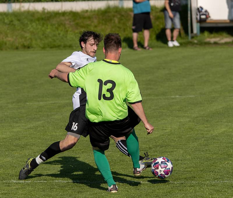 V závěrečném kole letošního ročníku okresního přeboru Žďárska fotbalisté Borů (v bílých dresech) jen potvrdili svoji druhou příčku. Osovou Bítýšku zdolali 4:2.