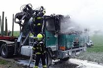 Požár nákladního auta zaměstnal hasiče na Žďársku.
