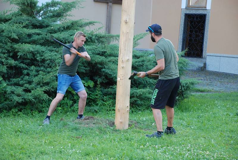 Kácení máje je v Jámách oblíbenou tradicí. Událost doprovází hudba i soutěže.