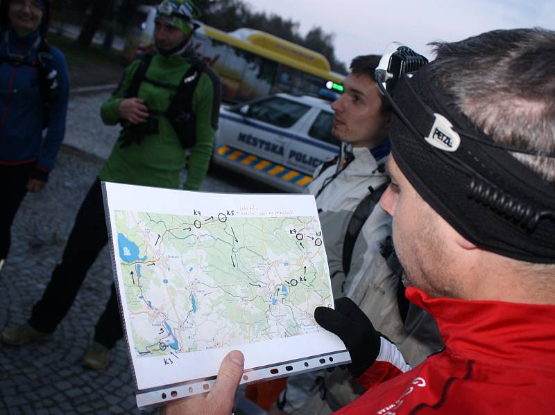 Chodci na 100 kilometrů vyrazili již v pátek 21. dubna ve 20 hodin od haly Českých drah ve Žďáře nad Sázavou. „Stovku se rozhodlo jít celkem devět lidí, osm mužů a jedna žena,“ uvedl za organizátory, Ekocentrum Chaloupky Krátká, Zdeněk Rajnošek.