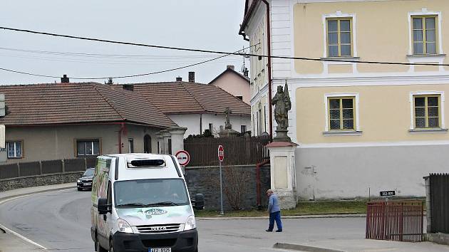 V městysi o obchvat usilují dlouhou řadu let, navíc počet aut projíždějících přes Nové Veselí rok od roku stoupá.