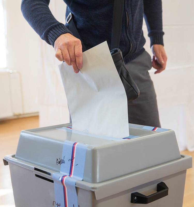 Volby do Poslanecké sněmovny ve volební místnosti ve Velké Bíteši.