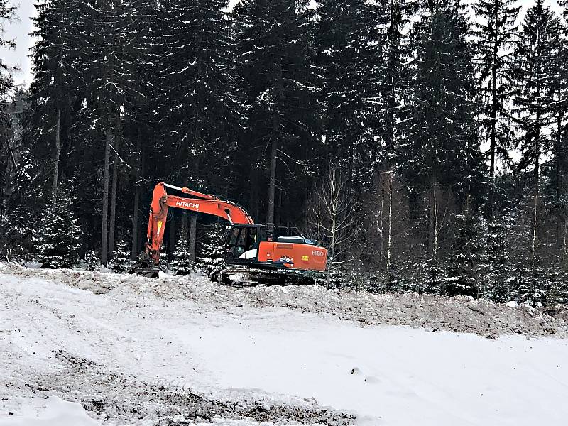 Štěpku zakrývající sníh v obří lednici odhrnou jen proto, aby do zásobníku doplnili další. Práce se ve Vysočina aréně rozjely naplno.