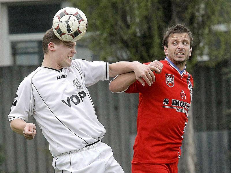 Fotbalisté Velkého Meziříčí (v červeném dresu Jiří Brychta) odjeli do Konice oslabeni. I tak se jim však povedlo přivézt bezbrankovou remízu 0:0.