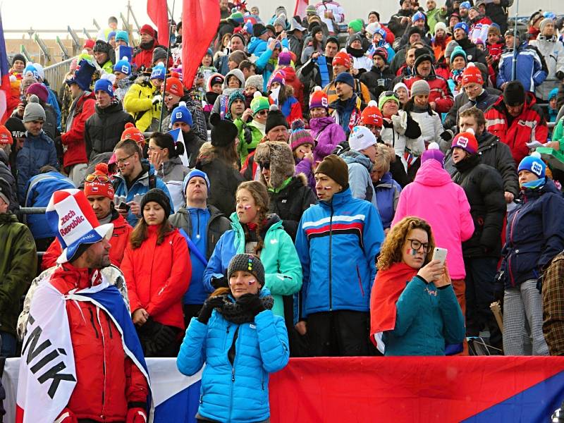 Biatlonoví fanoušci se v sobotu do Vysočina Areny začali přesunovat už čtyři hodiny před začátkem závodů. 