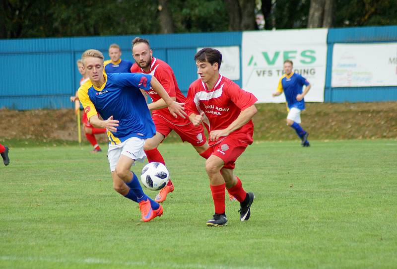 Juniorka Vrchoviny (v červeném) si s Jaroměřicemi (v modro-bílém) poradila vysokou výhrou 5:1.