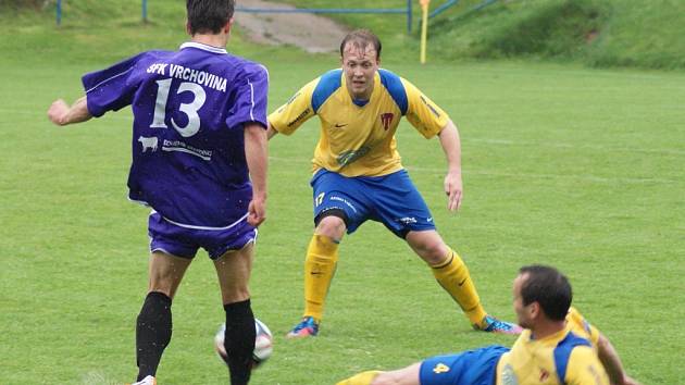 Fotbalisté Vrchoviny se mohli radovat, díky gólu Pavla Smetany z nastavení porazili Tasovice 2:1.