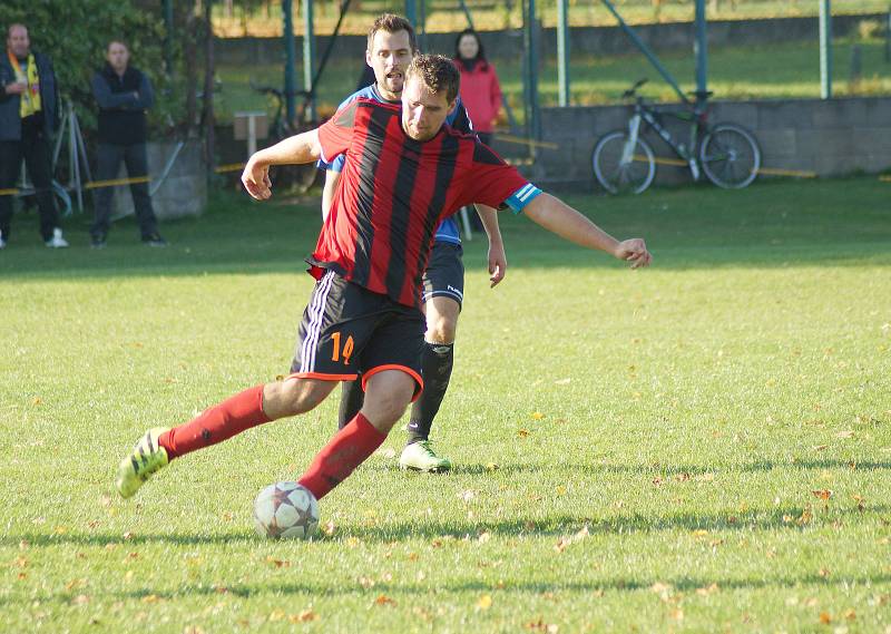 Osm kol vydržela v letošním  ročníku I. A třídy – skupiny B neporazitelnost fotbalistů Herálce (v modrém). Padli až v derby na hřišti nováčka z Moravce 1:2 (v červeném).