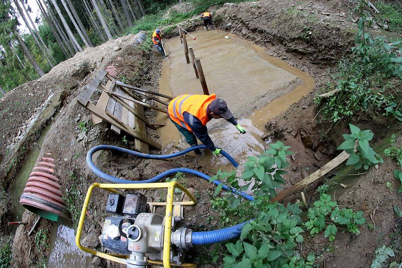 Nejdříve dělníci museli odčerpat vodu, potom se již pustili do betonáže patek pilířů mostu.