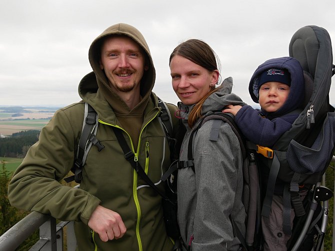 Již sedmnáctý ročník zahájení turistické sezony na rozhledně Rosička přilákal navzdory pošmournému počasí davy pěších turistů, cyklistů i "motorizovaných výletníků".