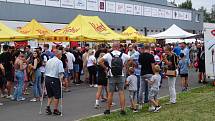 Zimní stadion ve Žďáře nad Sázavou hostí v pátek 19. srpna akci Hvězdy 2022. Hlavním bodem je od 17.00 charitativní zápas hokejových hvězd NHL. V bohatém předzápasovém programu došlo i na autogramiádu legend českého sportu, ale i řadu aktivit pro děti.