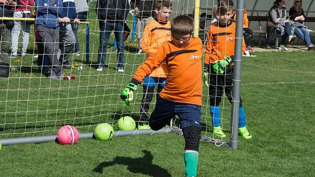 Bezmála devadesát mladých fotbalových gólmanů se před týdnem utkalo ve Velké Bíteši na akci Just 4 Keepers.