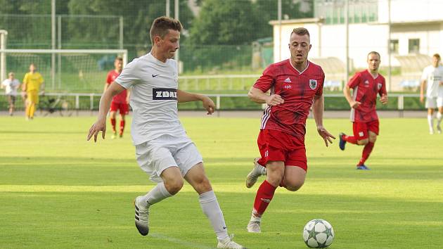 První domácí body v sobotu vybojovali fotbalisté Bystřice nad Pernštejnem (v červeném). Žďár nad Sázavou (v bílém) zdolali po obratu v závěrečných minutách zápasu 2:1.