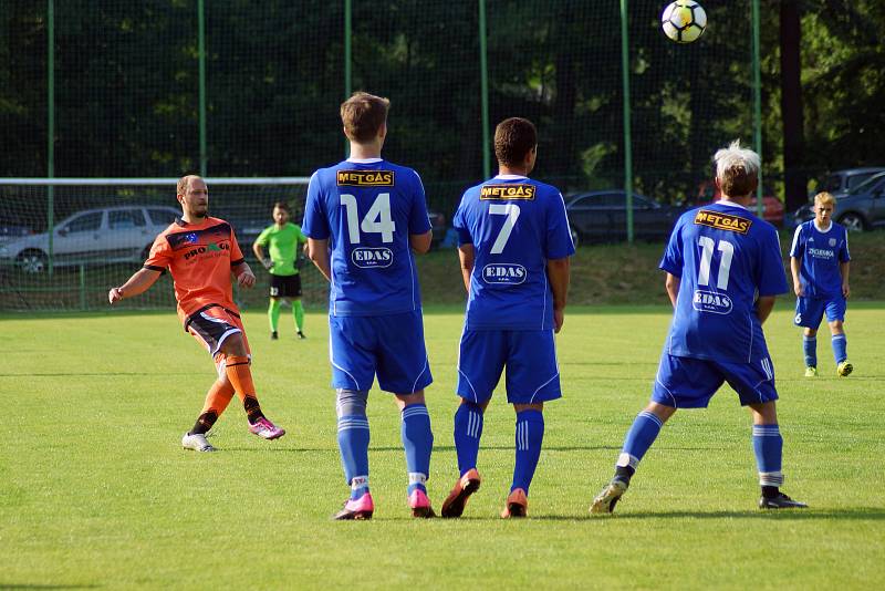 Fotbalisté Radešínské Svratky (v oranžových dresech) si vybojovali postup do krajské I. A třídy.