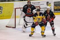 Stejný výsledek, výhru 3:2, si v sobotu připsali hokejisté Moravských Budějovic (ve žlutém) i Žďáru (v černém).