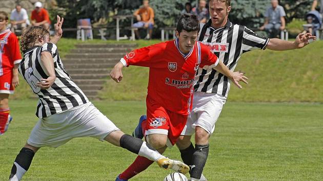  Divizní fotbalisté Velkého Meziříčí (v červeném) dnes v poháru otestují kvality českobudějovického fotbalu. Dynamu se v Gambrinus lize zatím nedaří a je předposlední. 