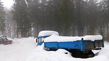 Přímo ve Třech Studních je letos sněhu víc než dost. Udržet obec sjízdnou, neboť místní se bez auta víceméně neobejdou, je problém i bez kolon aut lyžařů.