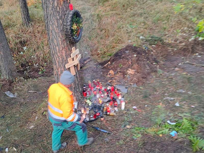 Lidé by měli v místě tragédie dbát vlastní bezpečnosti, jde o nebezpečný úsek.