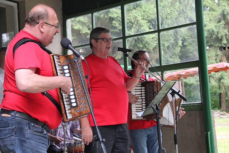 Na své si na akci přijdou milovníci harmonik a heligonek i náruživí tanečníci.