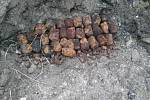 Přes sto padesát granátů a desítky roznětek zřejmě z druhé světové války našli pyrotechnici v lese u Vlachovic u Nového Města na Moravě.