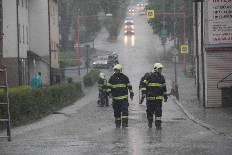 Ve Žďárské ulici musí hasiči v době přívalových dešťů otvírat kanály.