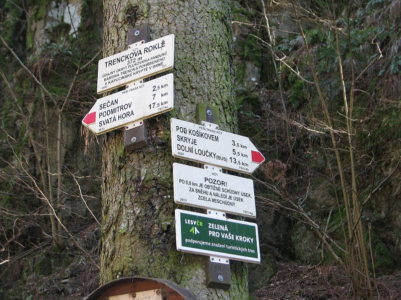 Turisté často do Trenckovy rokle míří od penzionu v Podmitrově u Strážku na Bystřicku, odkud je to sedm kilometrů po červené značce.