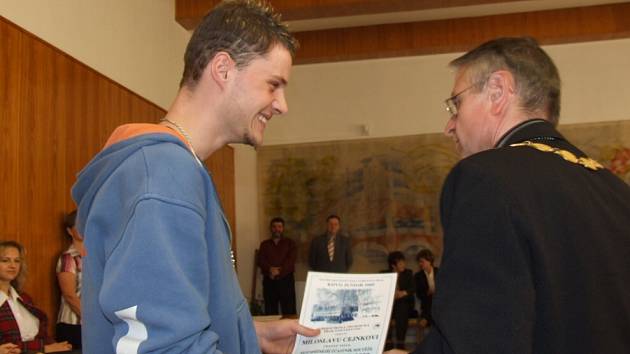 VÍTĚZ. Miloslav Cejnek dostal cenu pro absolutního vítěze soutěže Kovo junior 2009.  