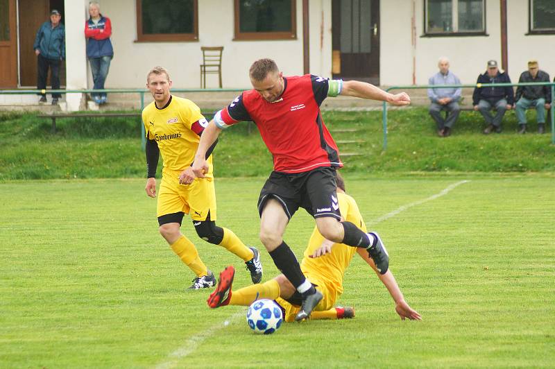 Hráči Bobrové (ve žlutém) si sobotní utkání na půdě rezervy Nové Vsi (v červených dresech) užili.