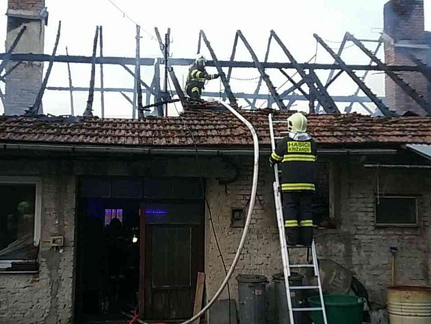 OBRAZEM: Deset hasičských jednotek bojovalo s požárem v Jabloňově