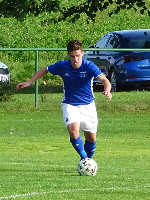 Brankou z předposlední minuty zápasu zdolali v pátém kole krajského přeboru fotbalisté Nové Vsi (v modrých dresech) Žirovnici (v pruhovaném) 2:1.