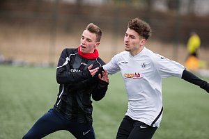 Divizní fotbalisté Havlíčkova Brodu (v bílých dresech) ve třetím přípravném utkání letošní zimy v sobotu remizovali s Hlinskem na domácí půdě 1:1.