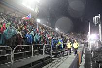 Přes nepříjemné počasí se v první den světového šampionátu v biatlonu Vysočina Arena velmi solidně zaplnila nadšenými fanoušky.