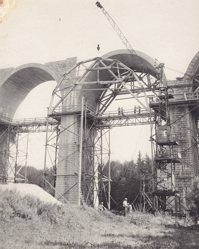 Rozestavěný viadukt  nového železničního spojení mezi Brnem a Německým (dnešním Havlíčkovým) Brodem.