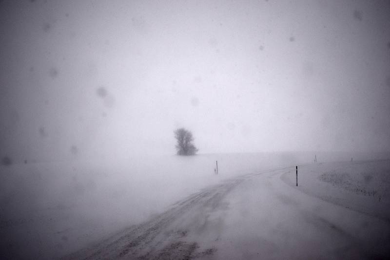 Na silnicích Vysočiny to v úterý pěkně klouzalo. Vlivem větru se místy tvořily sněhové jazyky, sněžení zase zaručovalo zhoršenou viditelnost.