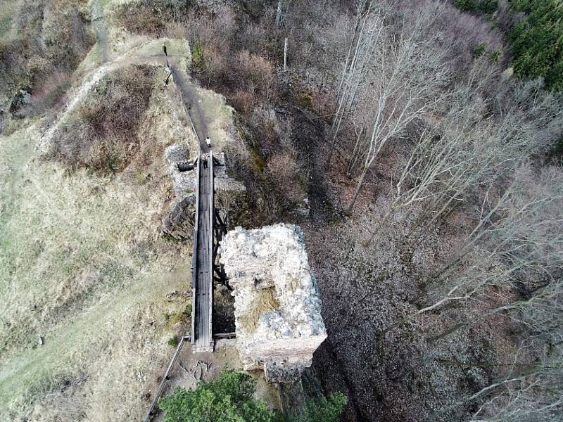 Podívejte se na krásné výhledy na hrad Zubštejn a okolí z ptačí perspektivy.