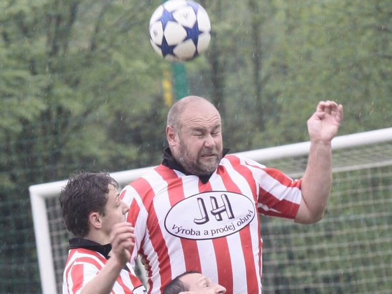 Hlavičkující Martin Haluška tento souboj s bítešským Milanem Dufkem vyhrál.  