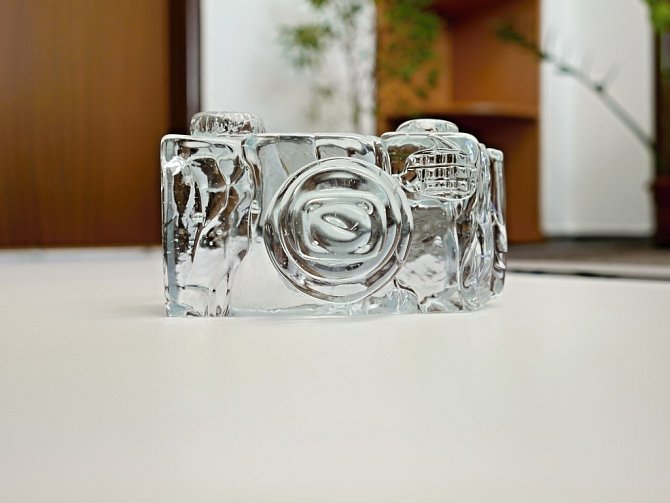 „Přístroj“ ze škrdlovického skla je výrobkem sklářské huti U Hrocha.  