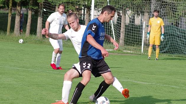 V tabulce nedohrané podzimní části letošního ročníku východní skupiny 1. A třídy jsou fotbalisté rezervy FC Žďas (v bílém) a Herálce (v modročerném) seřazeni hned za sebou.