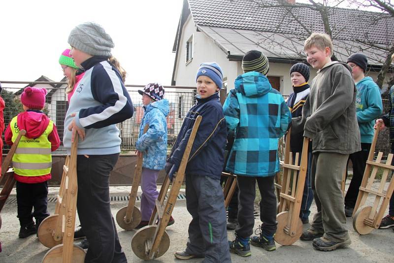 Zvony v Branišově nahradily děti s hrkacími trakaři