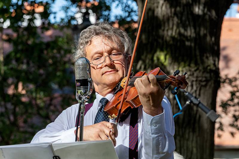 Koncert Jazzbandu Schwarzenberské gardy zněl pod stromovými velikány zámku.