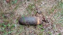 Granát z druhé světové války našel muž v lese u potoka.