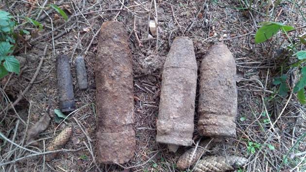 Muž našel v lese u obce Jámy předměty připomínající munici. Celkem šest granátů.