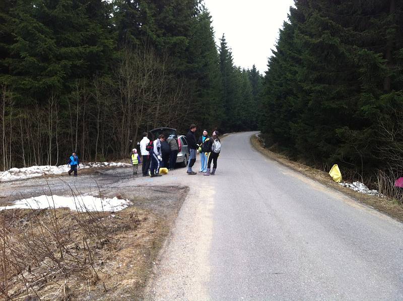 Uklízení odpadků při akci Čistá Vysočina.