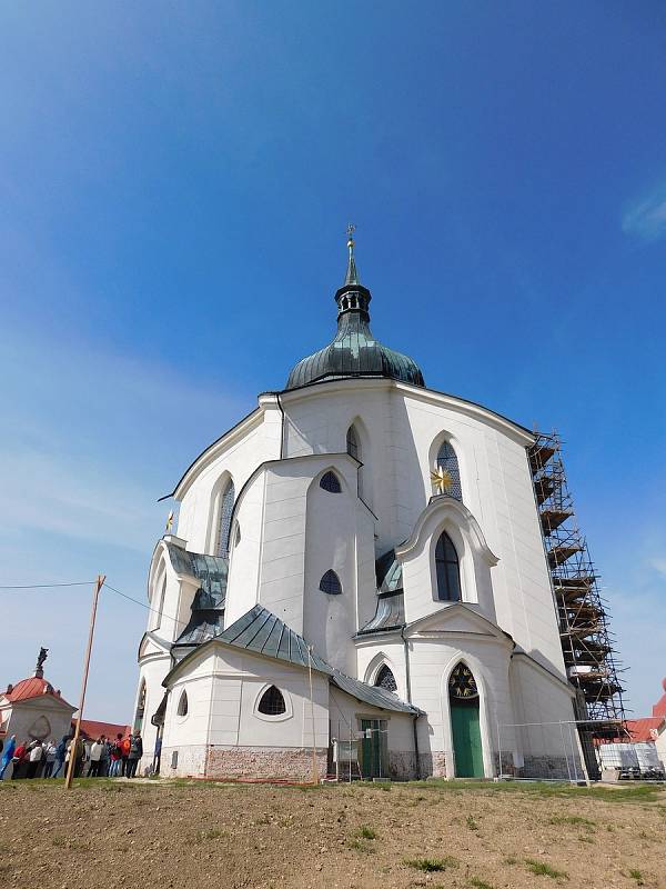 Kostel svatého Jana Nepomuckého od loňska prochází obnovou, práce budou dokončeny příští rok.