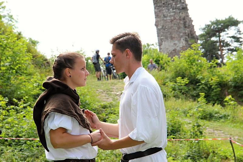 Louka pod hradem opět ožije festivalovým děním. Foto: Deník/Lenka Mašová