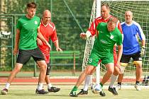 Fotbalisté Kozel Teamu (v zelených dresech) měli po podzimu našlápnuto k dalšímu celkovému triumfu ve Žďárské lize malé kopané. Na něj si teď ovšem musí nechat zajít chuť.