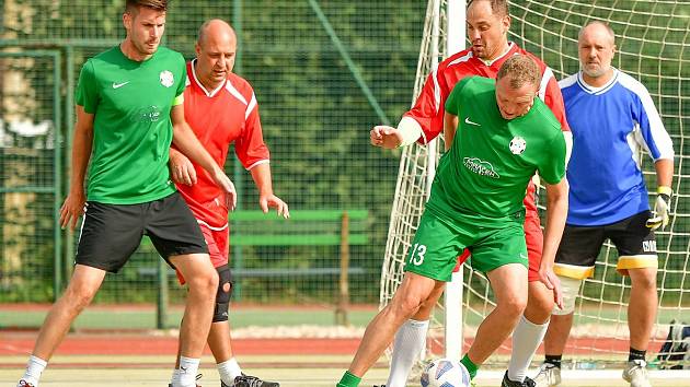 Fotbalisté Kozel Teamu (v zelených dresech) měli po podzimu našlápnuto k dalšímu celkovému triumfu ve Žďárské lize malé kopané. Na něj si teď ovšem musí nechat zajít chuť.