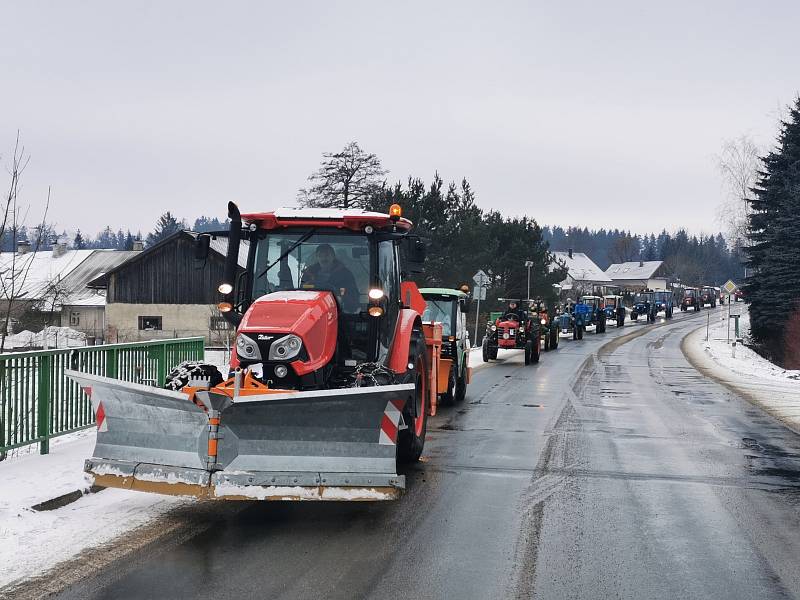 Sněhu a mrazu navzdory. Desítky nadšenců vyjely s traktory na spanilou jízdu Světnovem.