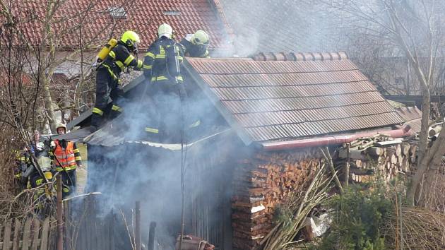 Nevychladlý popel způsobil požár zahradní chatky v Novém Veselí. 